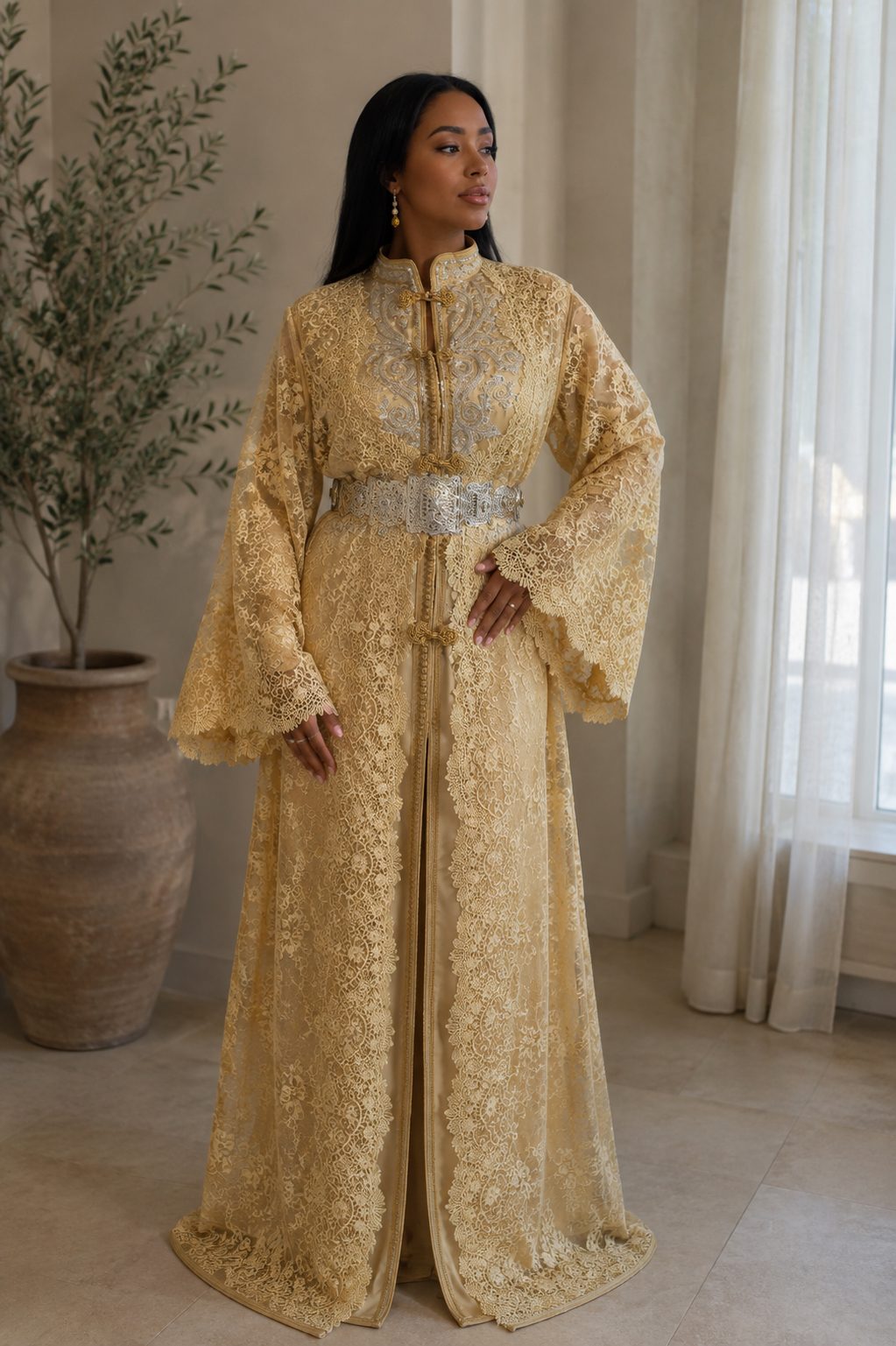 Hafsa: champagnegouden kanten kaftan met zilveren riem