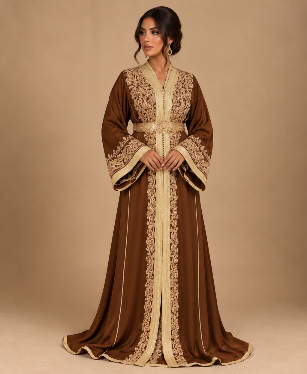 Hajar: bruine takchita met goudborduursel