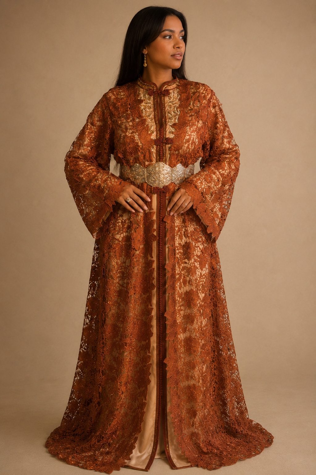 Lina: terracotta kanten kaftan met gouden riem