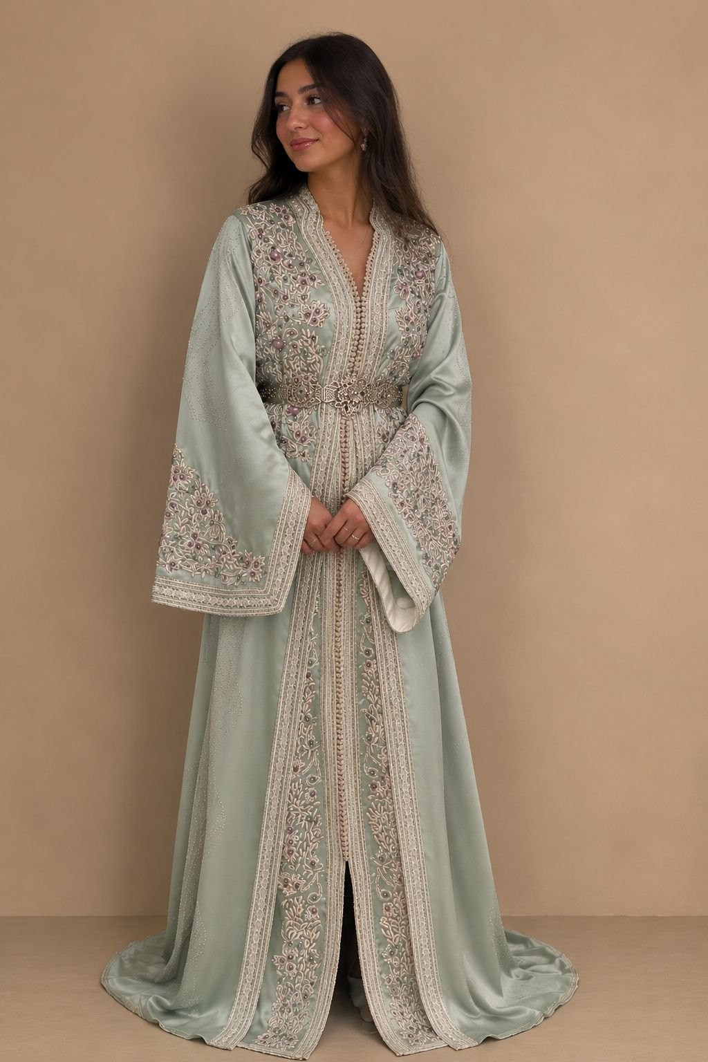 Noor: saliegroene takchita met parels en borduursel